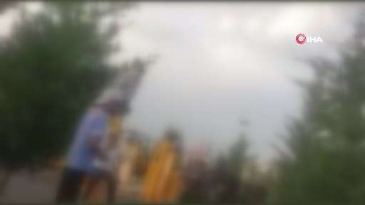 Arkadaşını öldüresiye darbeden kız çocukları o anları da kayda aldılar