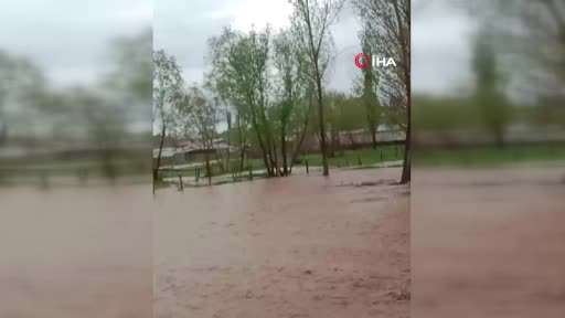 Sivas’ta dere taştı, köyün sokakları nehre döndü