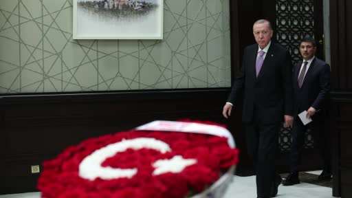 MHP Lideri Bahçeli’den Kabine’ye Türk bayraklı çiçek
