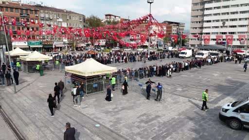 Ücretsiz olduğunu duyanlar akın etti, izdihamı önlemek için üç ayrı nokta oluşturuldu
