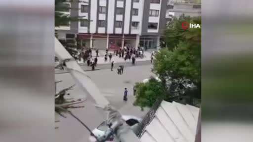 Ankara’da lise öğrencileri yumruk yumruğa kavga etti... O anlar kamerada