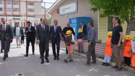 Başkan Altay özel gençlerle sebze fidesi dikti, en özel mehter takımını dinledi