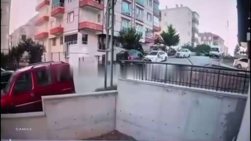 15 yaşındaki genç, husumetlilerinin silahlı saldırısına uğradı... O anlar kamerada