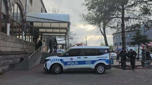 Minareden intihar girişimini polis engelledi