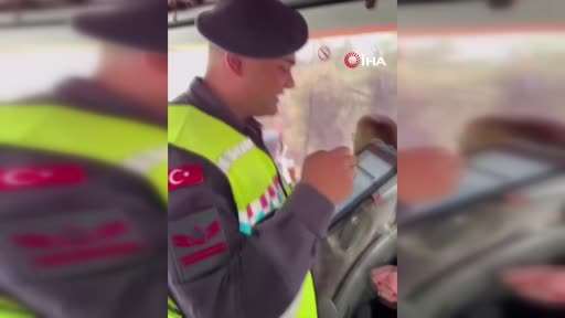 Yolda durdurulan korodan jandarmaya konser