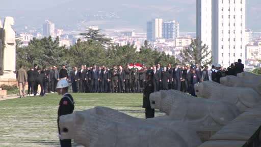 Bakan Bak, gençler ve sporcularla Anıtkabir’i ziyaret etti