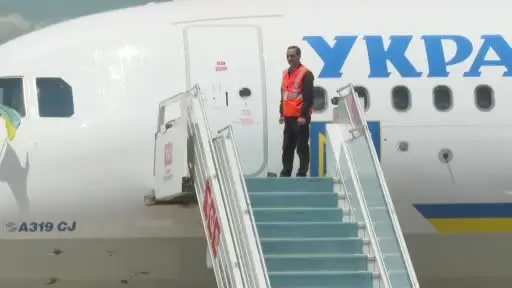 Ukrayna Devlet Başkanı Zelenskiy’i taşıyan uçak Ankara’ya indi
