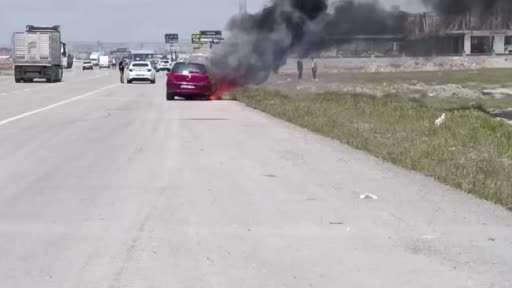 Aksaray’da yanan otomobil hurdaya döndü