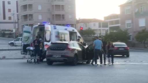 Karaman’da iki otomobil kavşakta çarpıştı: 1 yaralı