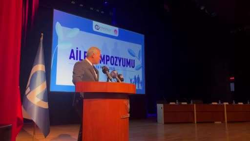 Rektör Adıgüzel kısıtlı imkânlarla bütün çocuklarını okutan ailesinden bahsederken duygulandı
