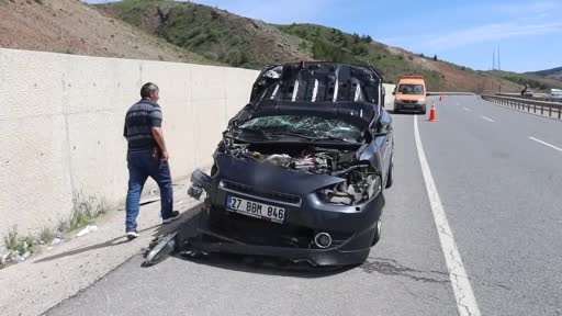 Otomobil istinat duvarına çarptı: 3 yaralı