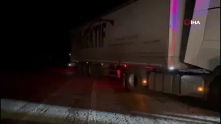 Tır ile pikap kafa kafaya çarpıştı: 1 ölü