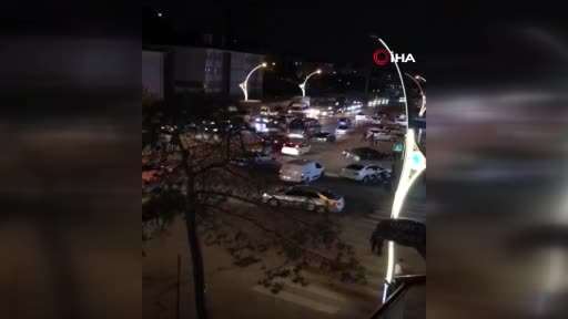 Araçtakilerle dükkandakiler arasında çıkan kavgayı polisler ayırdı