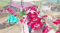 Köyde 24 metrelik Türk bayrağıyla yürüyüş gerçekleştirildi