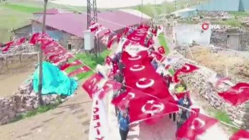 Köyde 24 metrelik Türk bayrağıyla yürüyüş gerçekleştirildi