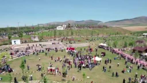 Gençlik Şöleni’nde Ekrem İmamoğlu’nun yer aldığı uçurtmalar dağıtıldı