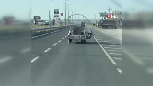 Karayolunda bagaj ve kapısı vaziyette seyretti
