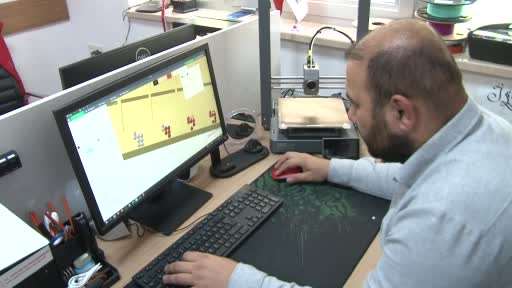 Dokuntaş ile görme engellilerin önündeki bir engel daha kalktı