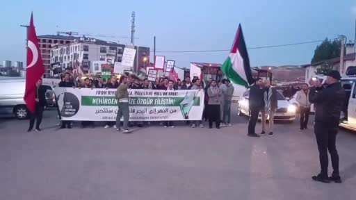Cumhuriyet Üniversitesi öğrencileri kanlı bebek maketleriyle İsrail’i protesto etti