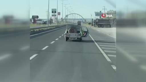 Bagaj ve kapısı açık seyreden sürücünün ehliyetine el konuldu
