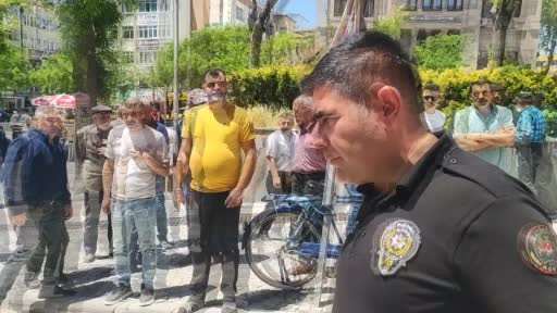 Seyir halindeki aracın önüne atladı, hastanelik oldu