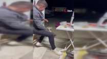 Aç tilki köye indi, insanların elinden yiyecek yedi