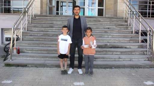 Sivaslı minik öğrenci paranın üzerindeki yazının izini sürerek sahibine ulaştı