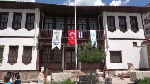 Geleceğin arkeologları olan minikler, Yozgat Müzesi’nde örnek kazı yaptı