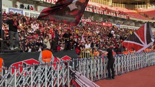 Şampiyonluğunu stadında kutlayan Eskişehirspor taraftarından siyah-kırmızı manzaralar