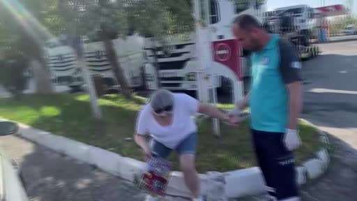 Kadın sürücü önce ağlayıp şoka girdi, sonra kedisine su verdi