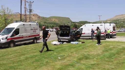 2 araç kavşakta çarpıştı, 3’ü çocuk 6 kişi yaralandı