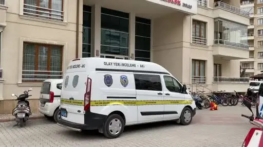 Karısını bıçaklayarak öldürüp başında bekledi