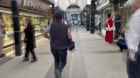 Çocuğu araçtan attı, aracı çalıp kaçtı