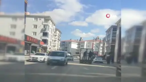 Kamyon dorsesine tutunarak seyahat eden gençlerin tehlikeli yolculuğu kamerada