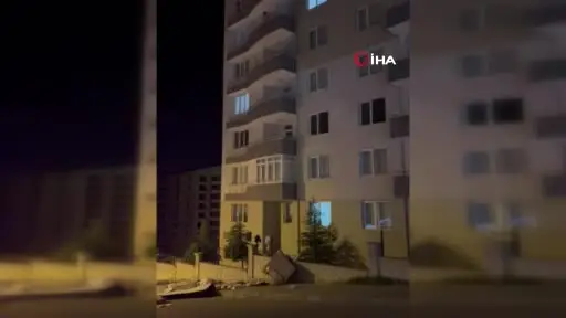 Sinir krizi geçiren şahıs evindeki eşyaları 6. kattan sokağa attı