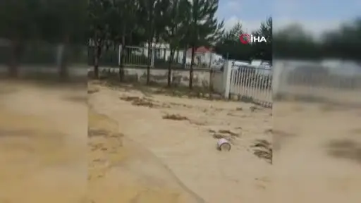 Sivas’ta bir anda başlayan dolu okulda hasara neden oldu