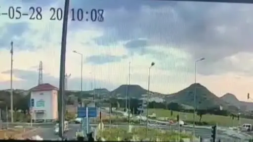 Kırmızı ışıkta geçen motosiklet sürücüsü minibüse çarptı: 1 ölü