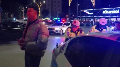 Polisin işine "anlamsız", gazeteciye "kaburgasız" deyip tehdit etti