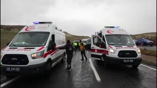 Kotrolden çıkan otomobil karşı şeritte minibüsle çarpıştı: 3’ü ağır 7 yaralı