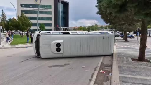 Karaman’da kamyonetle çarpışan okul servisi devrildi: 6 yaralı