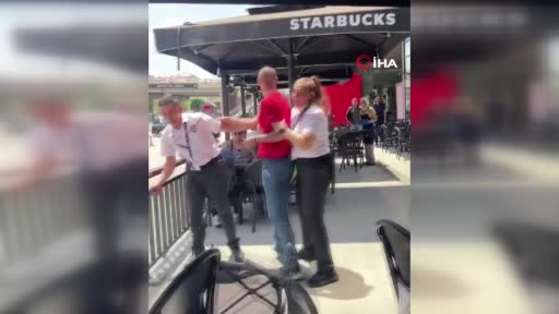 İsrail’i protesto amacıyla Starbucks’ta oturan müşterilere tepki gösterdi