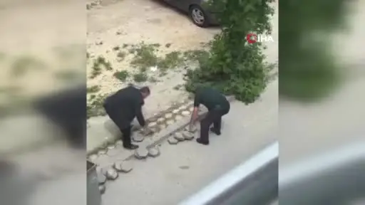Sokaktaki kaldırım taşlarını söktü, görüntüleri yayılınca geri yerine koydu