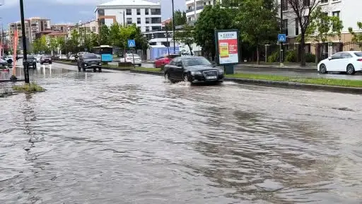Bir anda başlayan kuvvetli yağmurla vatandaşlar zor anlar yaşadı