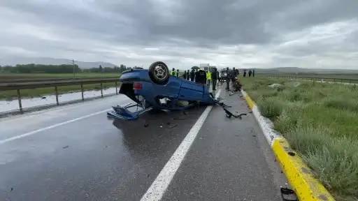 Karşı şeride geçip iki araca çarpan otomobil takla attı: 1 ölü, 4 yaralı