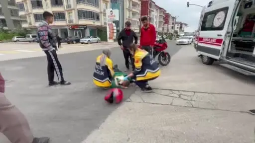 Kamyonetin kasasına tutundu, az daha canından oluyordu