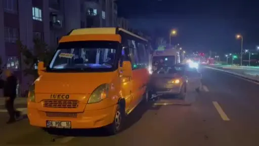 Ankara’da otomobil dolmuşa çarptı: 1 yaralı