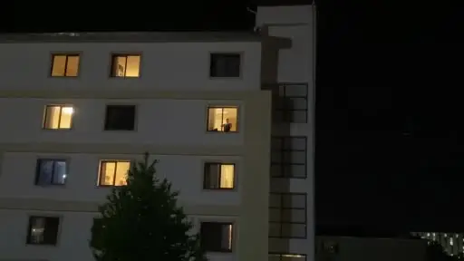 Öğrenci yurdunun penceresinden keman sesi yükseldi, yoldan geçenler ilgiyle dinledi