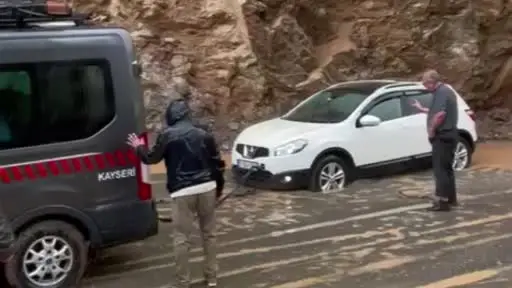 Kayseri’de heyelan nedeniyle yolda mahsur kalan araçlar kurtarıldı