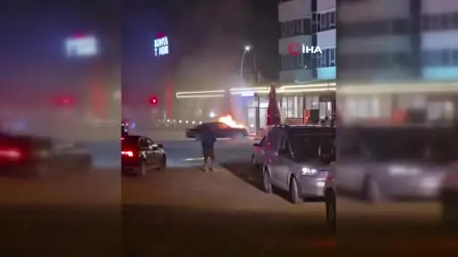 Ankara’da park halindeki otomobil alev aldı