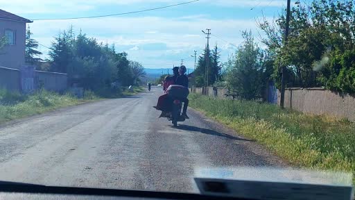 Motosikletle tehlikeli yolculuk cep telefonu kamerasına yansıdı